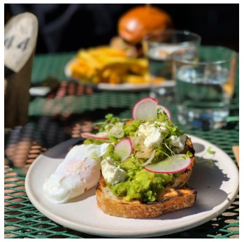 Tostada de huevo escalfado, aguacate y atún