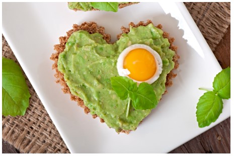 Tostada de huevo y aguacate