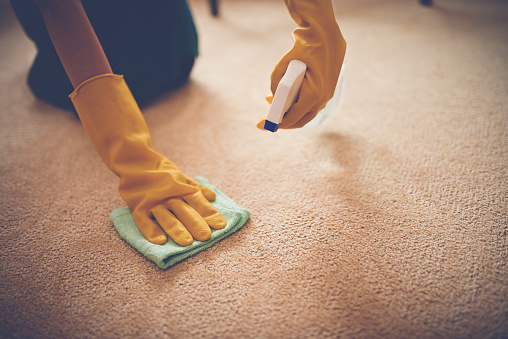 Cómo limpiar alfombras con un rociador