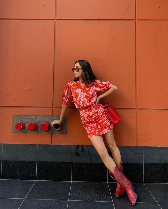 Vestido rojo con botas